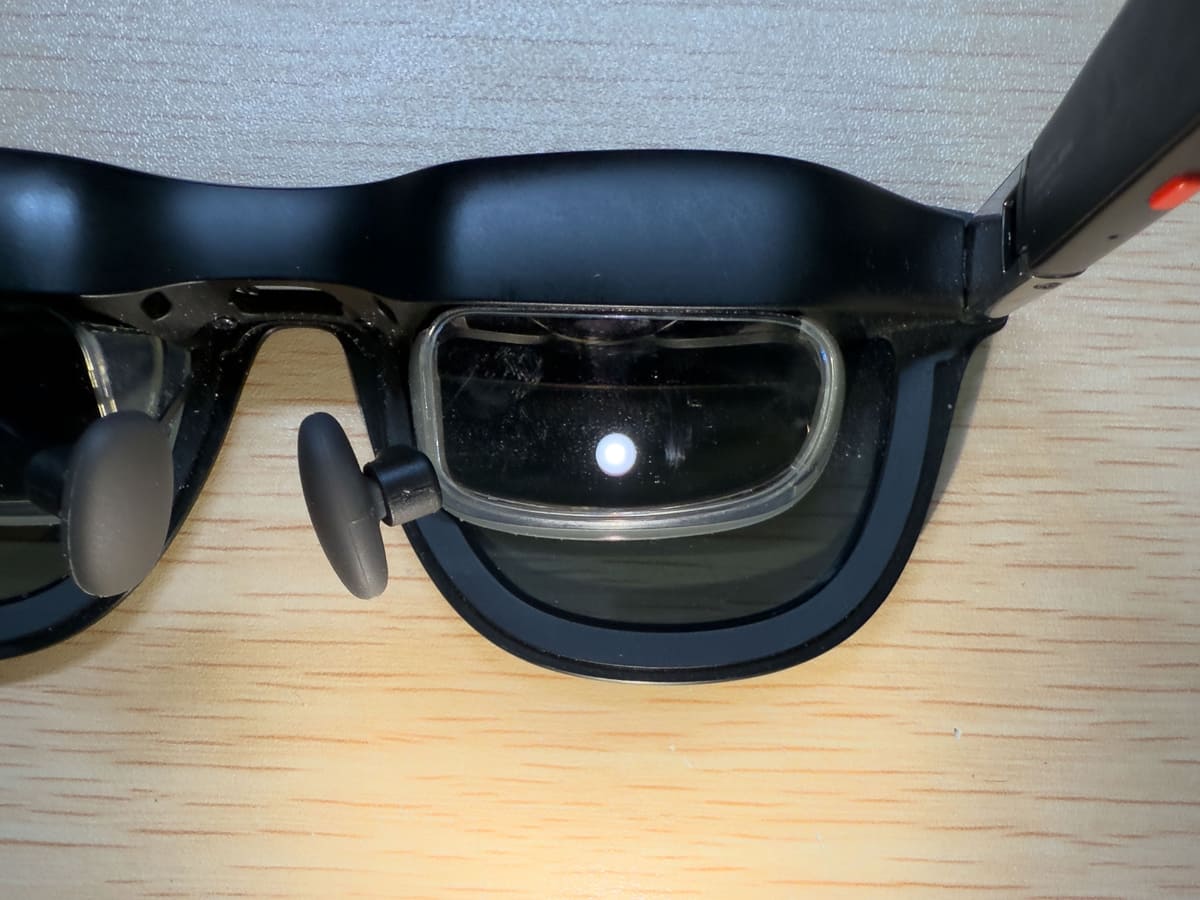 XREAL Oneでは、照らしているライトがくっきり。これが没入感を落とす原因に