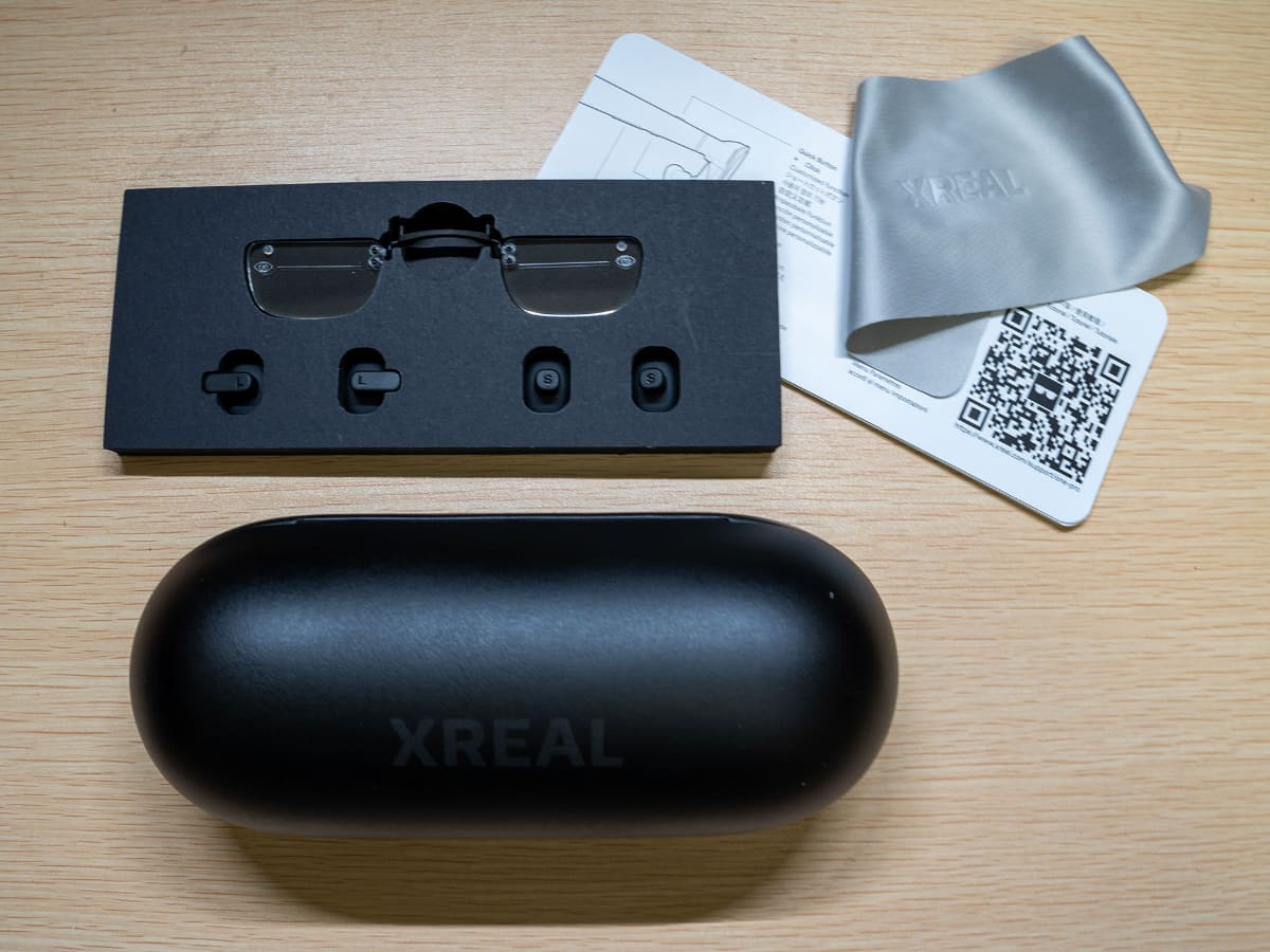 同梱品。本体とケースのほかに、鼻あてのバリエーションやインナーレンズ(度なしでフレーム用)などが入っている