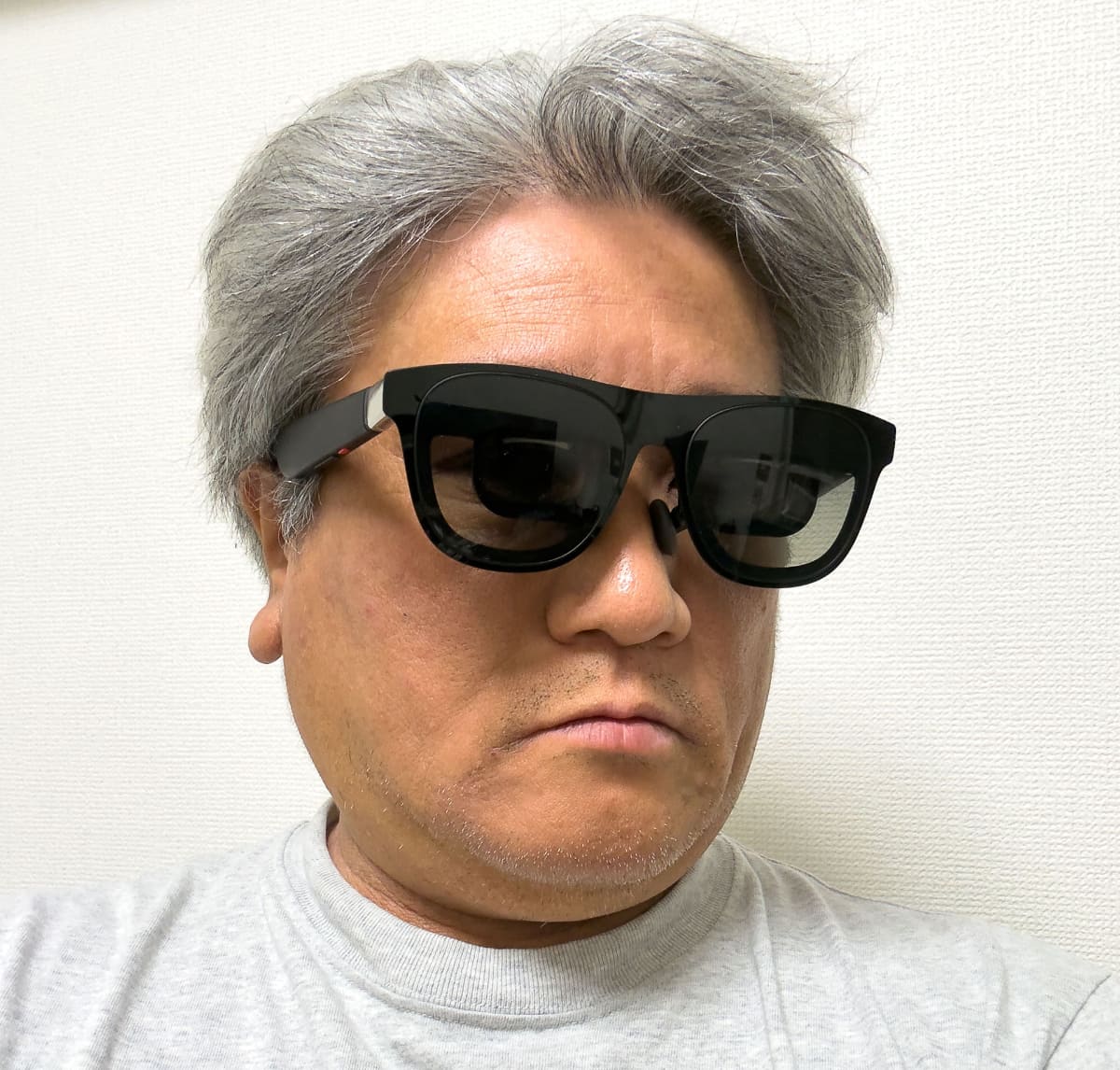 XREAL One Pro。ほとんど差はないように見えるが、サングラスの奥の光学系に違いが