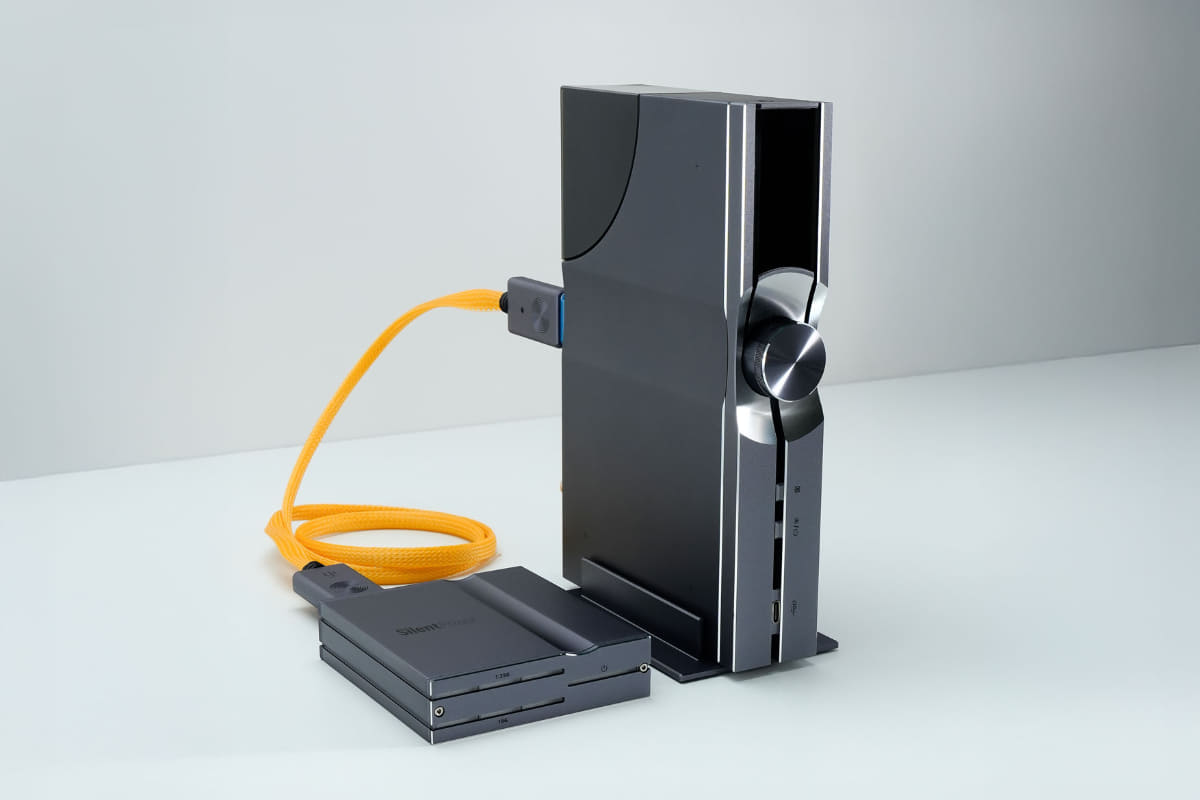 付属のUSB OptiLink(左)、OMNI USB(右)