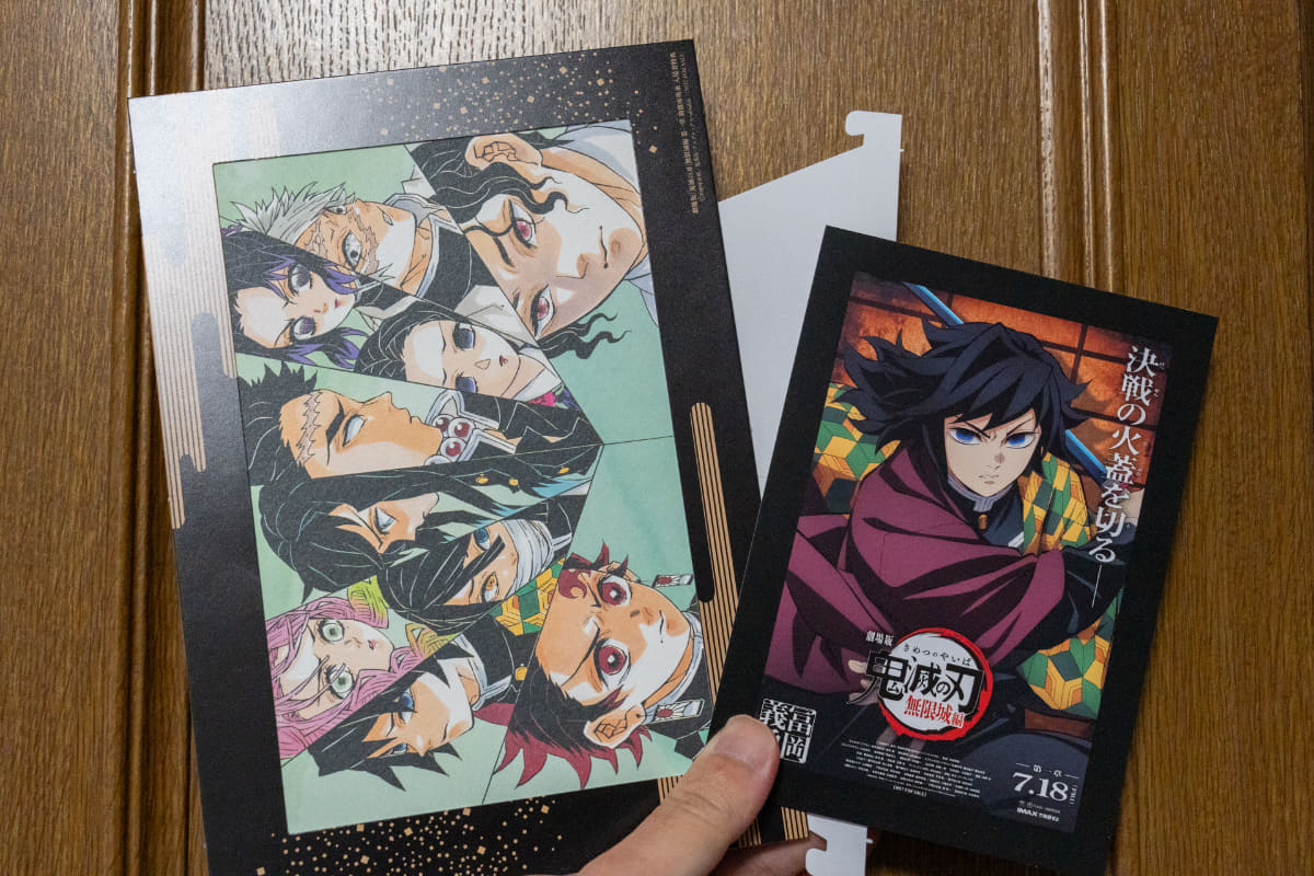 特典のアートスタンドとランダムカード。ランダムカードは義勇だった