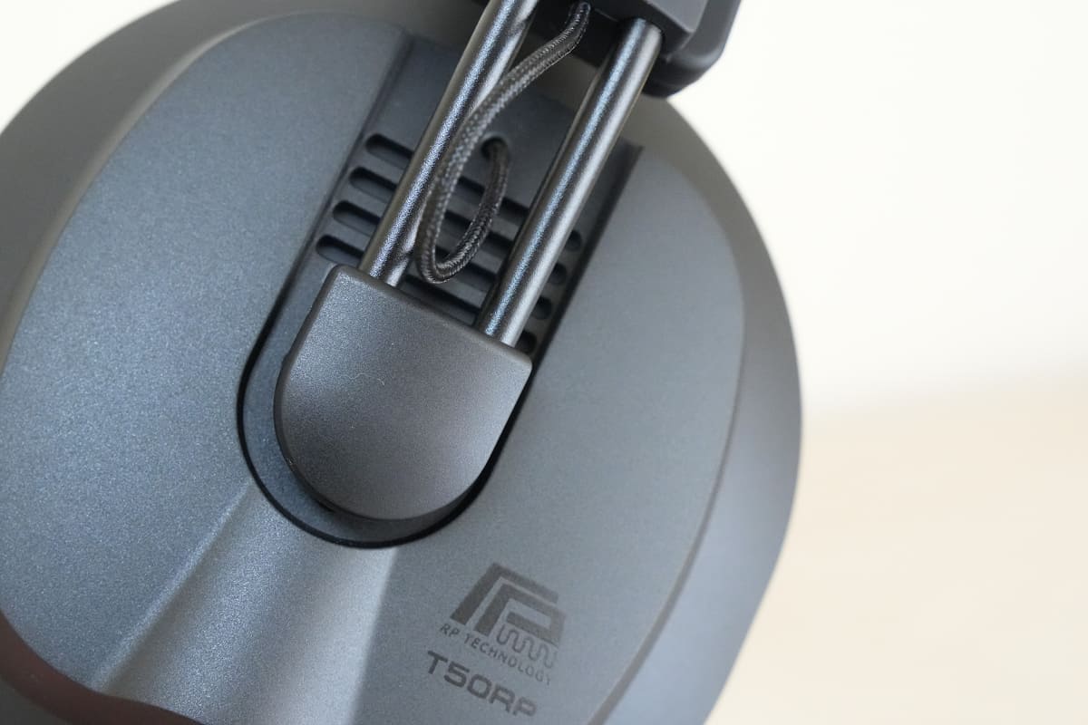 上がセミオープン型の「T50RPmk4」、下が密閉型の「T50RPmk4CL」。ハウジングに横向きにスリットが入っているが、ここがセミオープンか、密閉かが異なる。