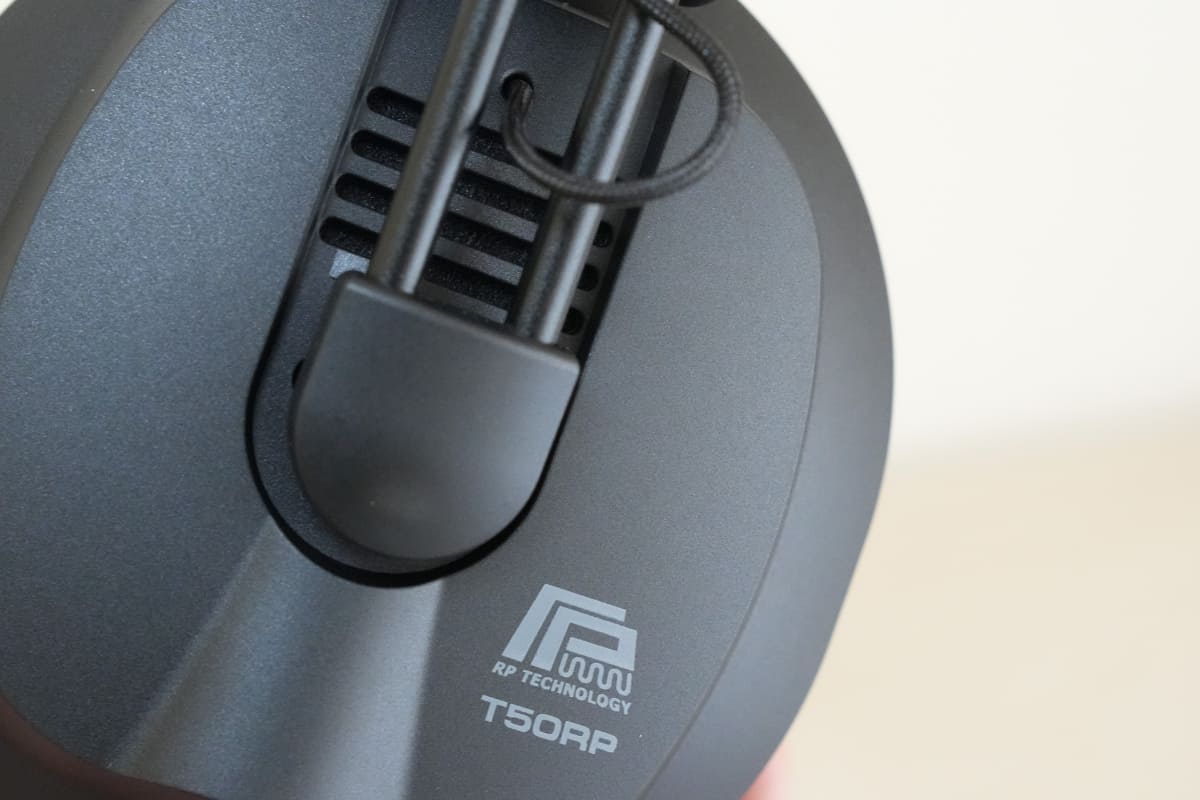 上がセミオープン型の「T50RPmk4」、下が密閉型の「T50RPmk4CL」。ハウジングに横向きにスリットが入っているが、ここがセミオープンか、密閉かが異なる。