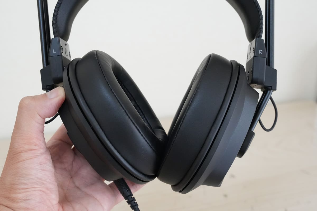 ケーブルは、脱着式で左右コネクタのどちらでも接続が可能