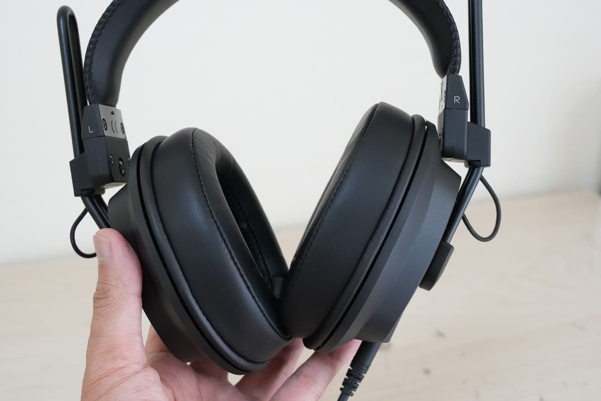 ケーブルは、脱着式で左右コネクタのどちらでも接続が可能