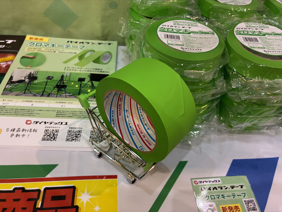 表面は反射を抑えたマット仕上げ