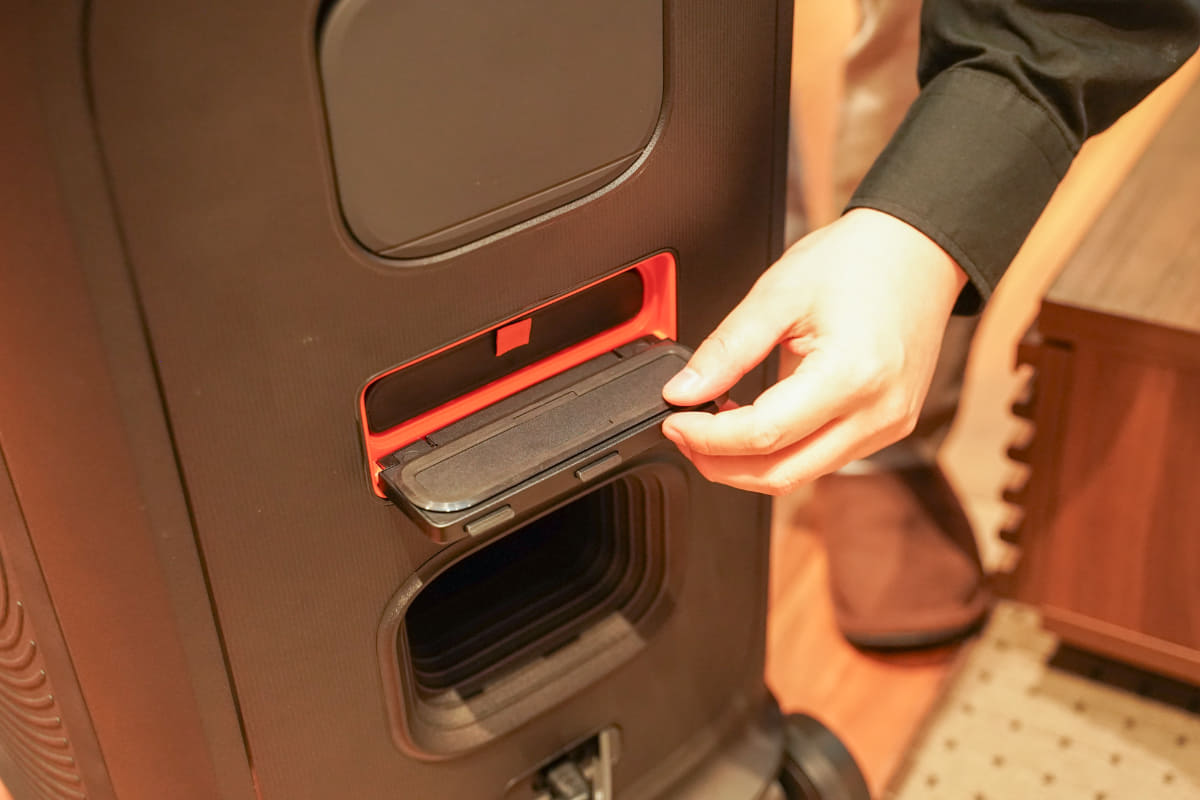 バッテリーは背面から交換ができる
