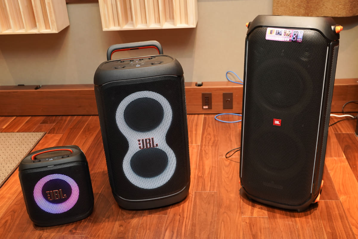 右端はJBL PARTYBOX 710