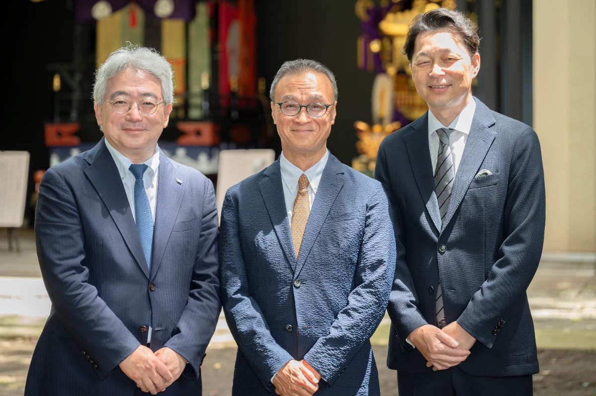 TBSホールディングス代表取締役社長 阿部龍二郎氏(左)、SAND B 新代表取締役社長 川崎由紀夫氏(中央)、毎日放送常務取締役 中野伸二氏(右)