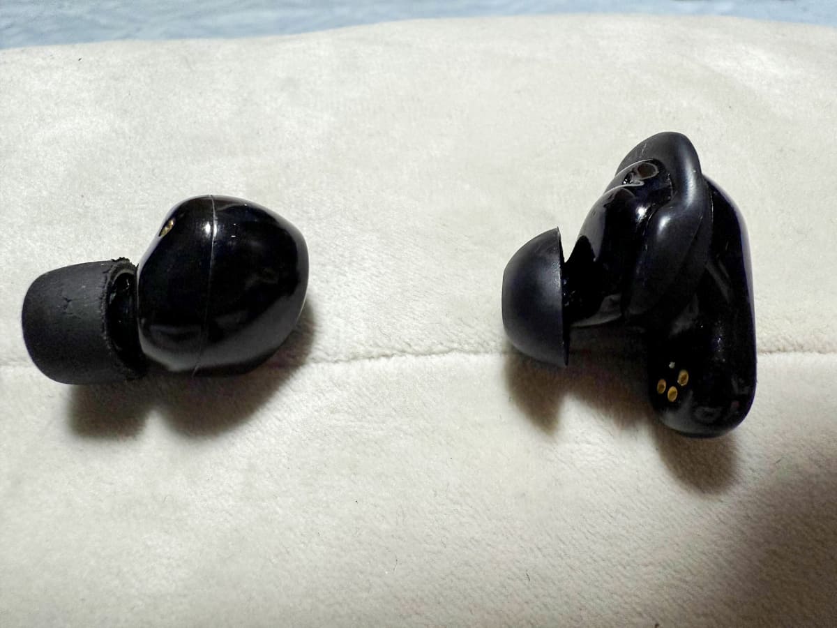 WF-1000XM5(左)とQC Ultra Earbuds(右)。QC Ultra Earbudsは第1世代の方だが第2世代と形状は同じ