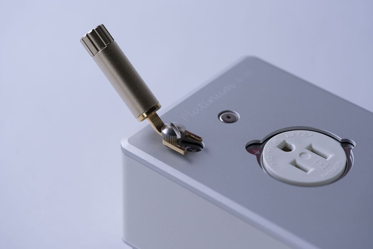 本体のアース端子など、仮想アースを接続できる