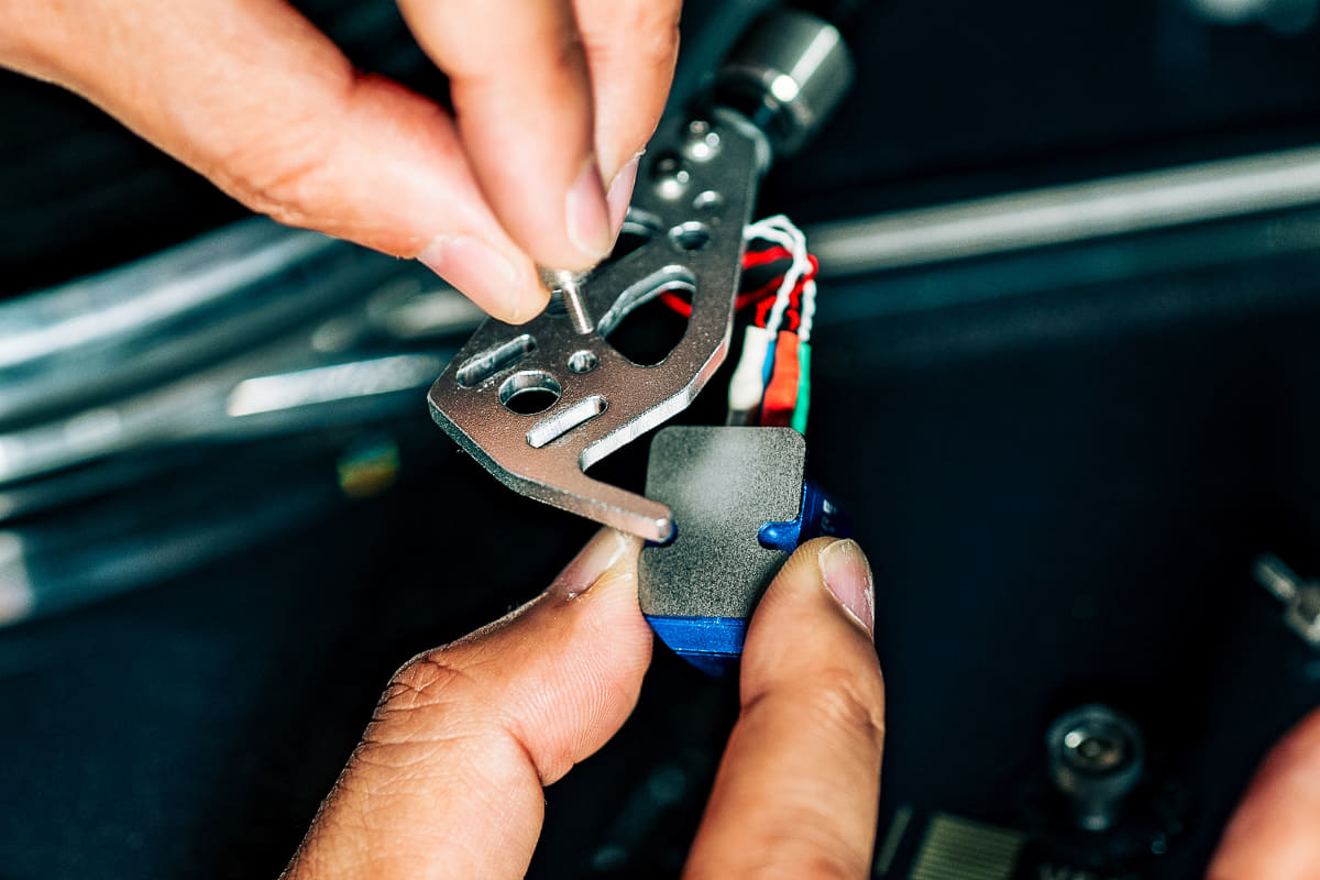 カートリッジ・スタビライザーを取り付けているところ