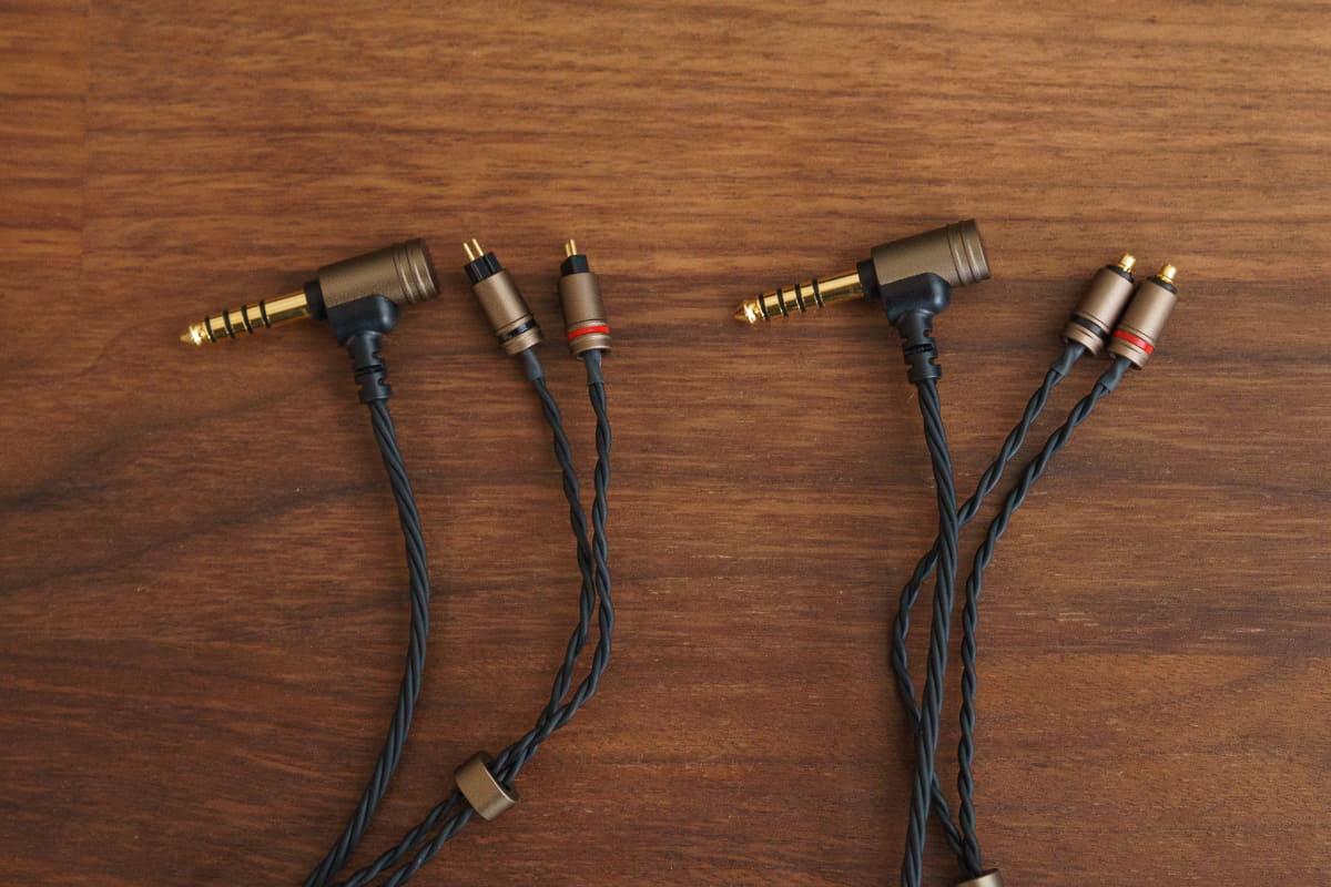 Brise Worksの「MIKAGE」。左から0.78mm 2ピン、MMCXタイプ。入力プラグはどちらも4.4mmのバランス接続タイプだ
