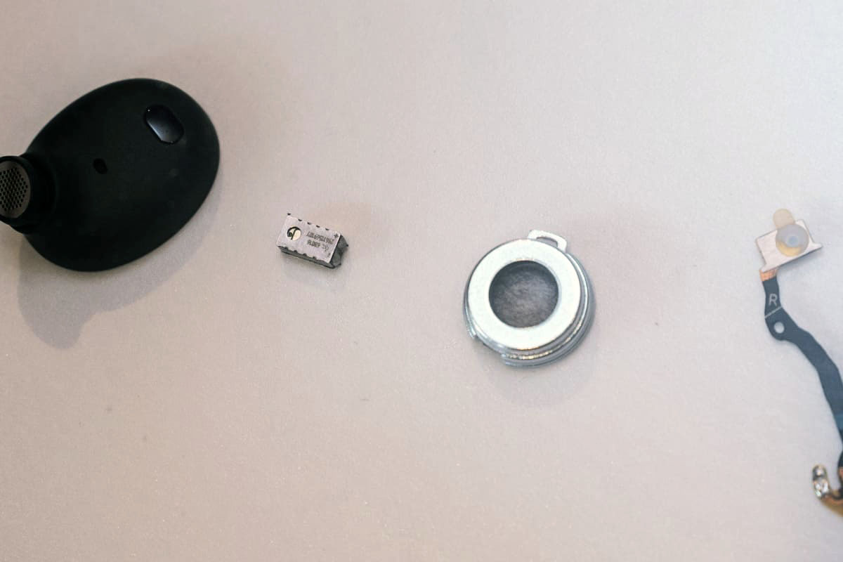 JBL「TOUR PRO 3」に搭載しているBA(左)とダイナミック型ドライバー(右)