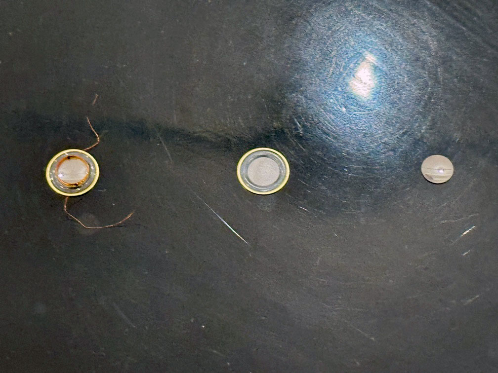 finalの「A10000」はトゥルーダイヤモンド振動板を使っている。右からダイヤモンド単体、エッジが付いたもの、さらにコイルまで取り付けられたもの