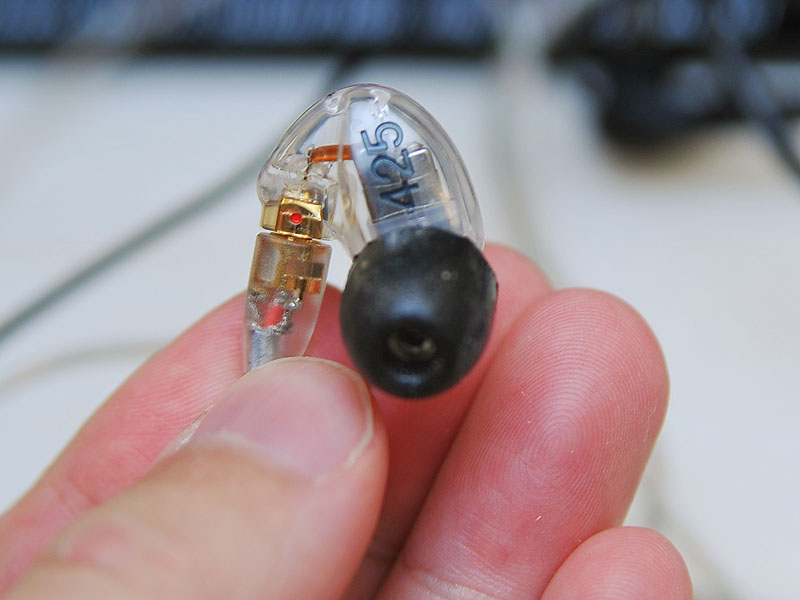 Shure「SE425」クリアモデル。内部に2基のBAが入っている