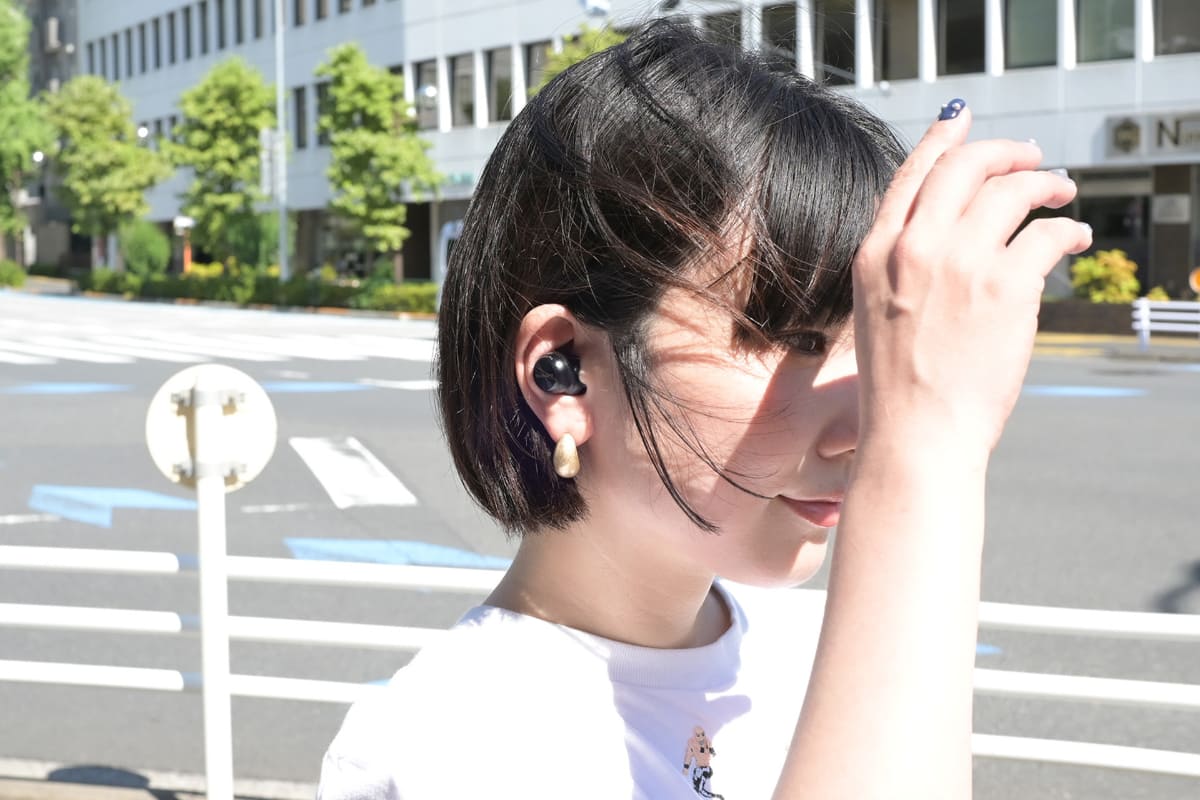 車のロードノイズにも、強い風にも負けないのが密閉型。通り沿いを歩きながら、地下鉄に乗りながらでも、集中できるのが良かったです