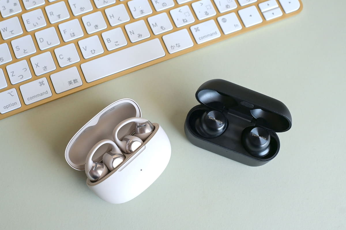 Shokz「OpenDots ONE」（写真左）と、Technics「EAH-AZ100」（写真右）で“聴く読書”してみた