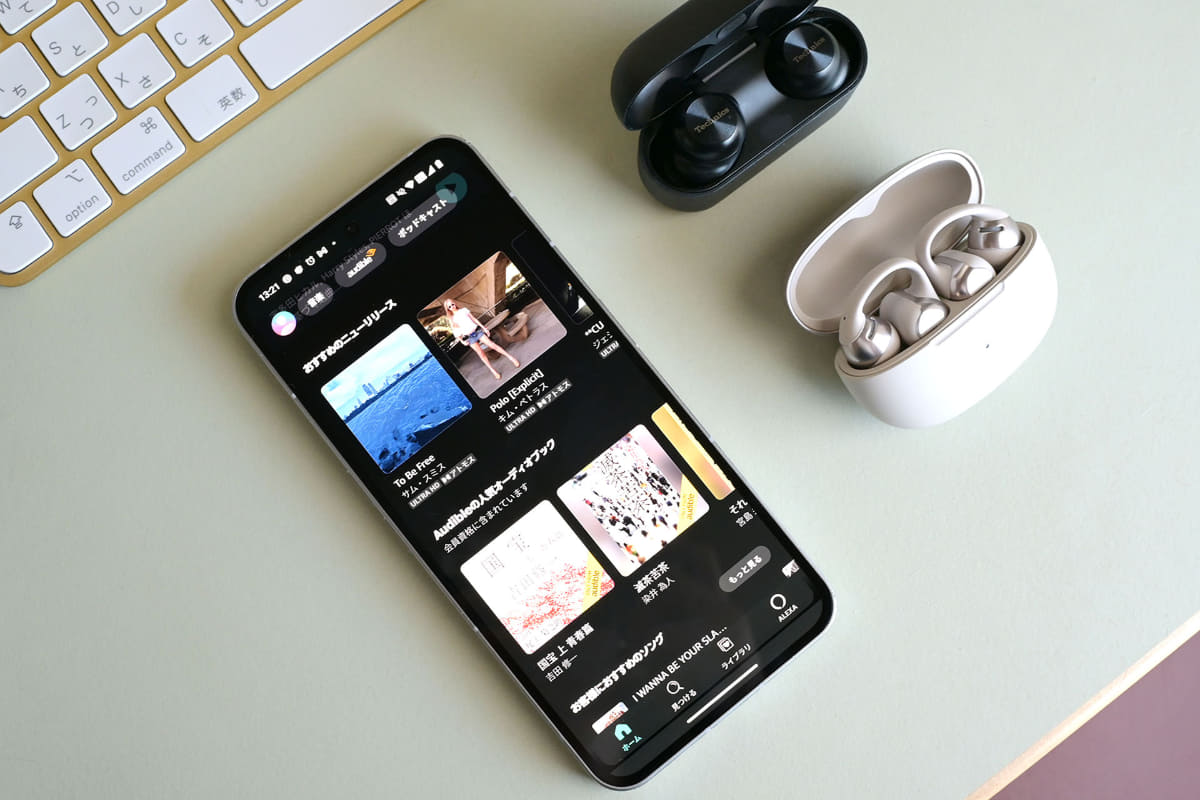 Amazon Musicのアプリを開くと、トップ画面に人気のオーディオブックコーナー。上部の「audible」ロゴをタップすれば、一覧ページに飛べます