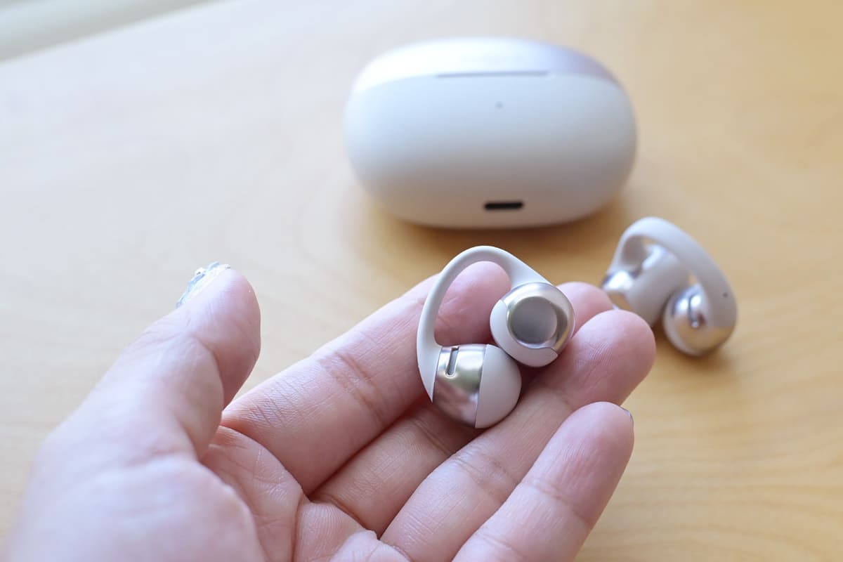 「OpenDots ONE」は耳にかけるタイプではなく、イヤーカフのように耳に挟むようにして装着するタイプのイヤフォン