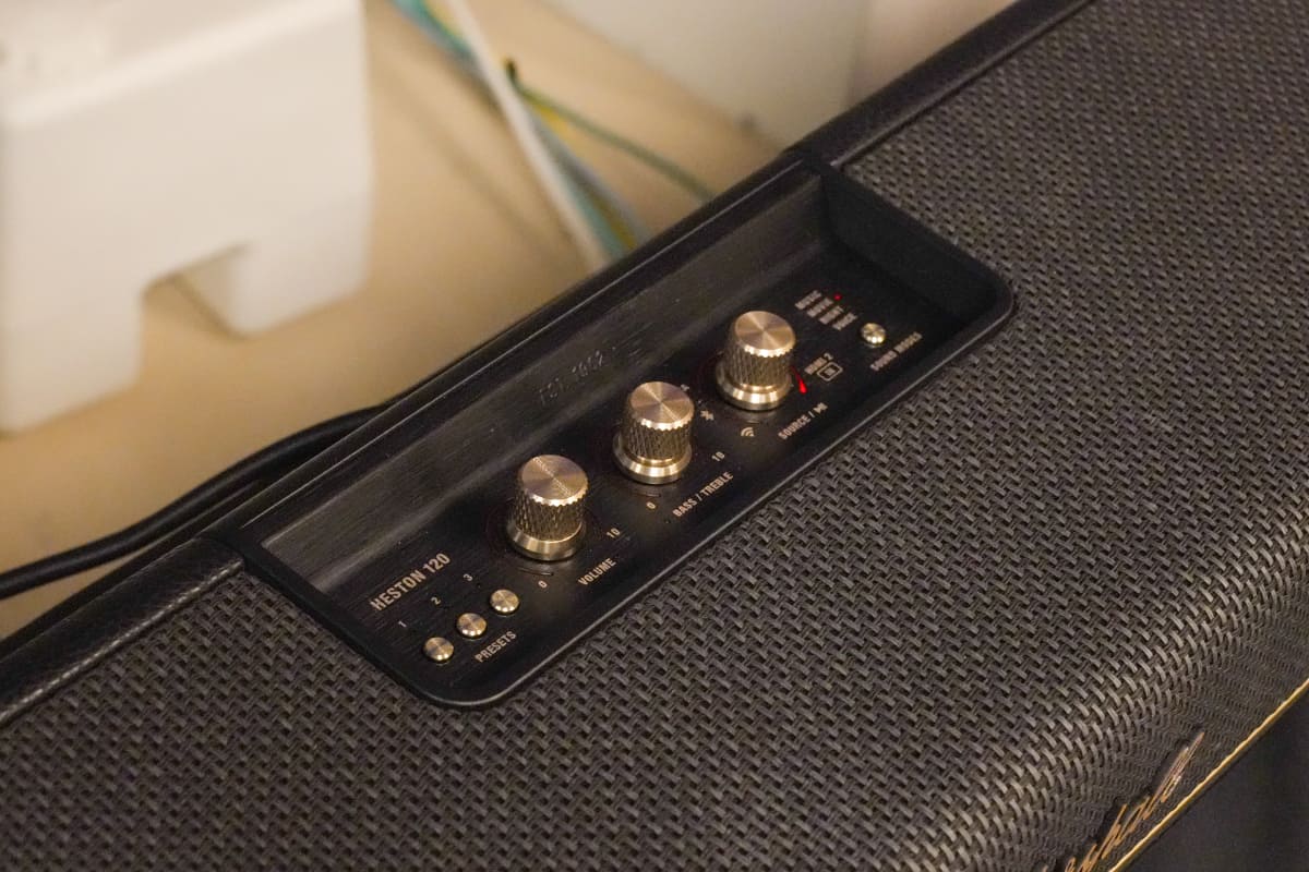 Marshallのアンプを思わせる金属製のアナログノブ
