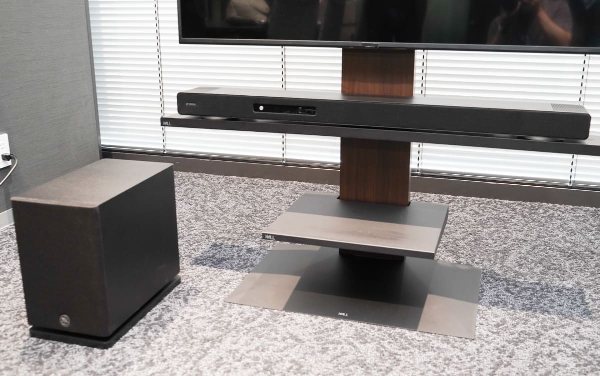 サウンドバーとワイヤレスサブウーファーがセットになっている