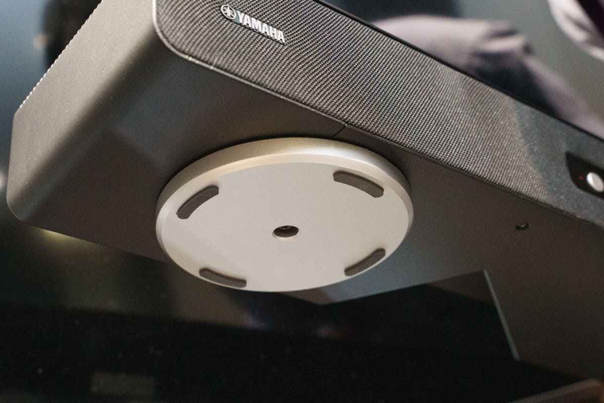 底部には大型の樹脂製インシュレーターを配置