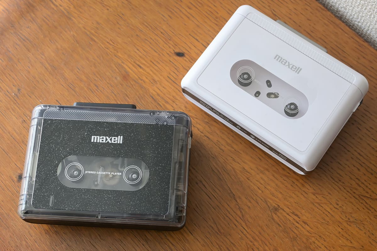 ブラックとホワイトの2色をラインナップ。どちらも「maxell」のロゴがプリントされている