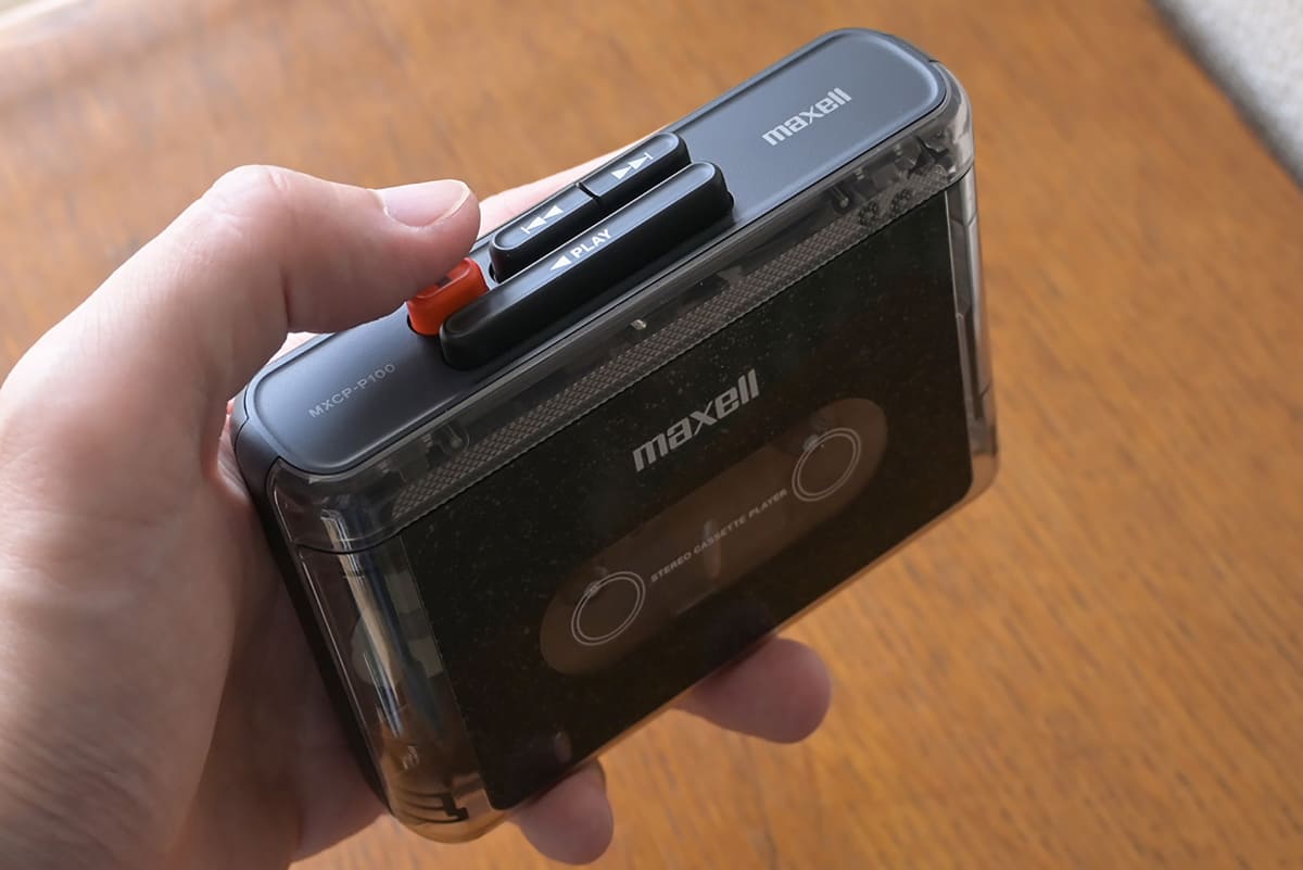 本体は手のひらサイズで、ボタン操作を片手で行なうこともできた