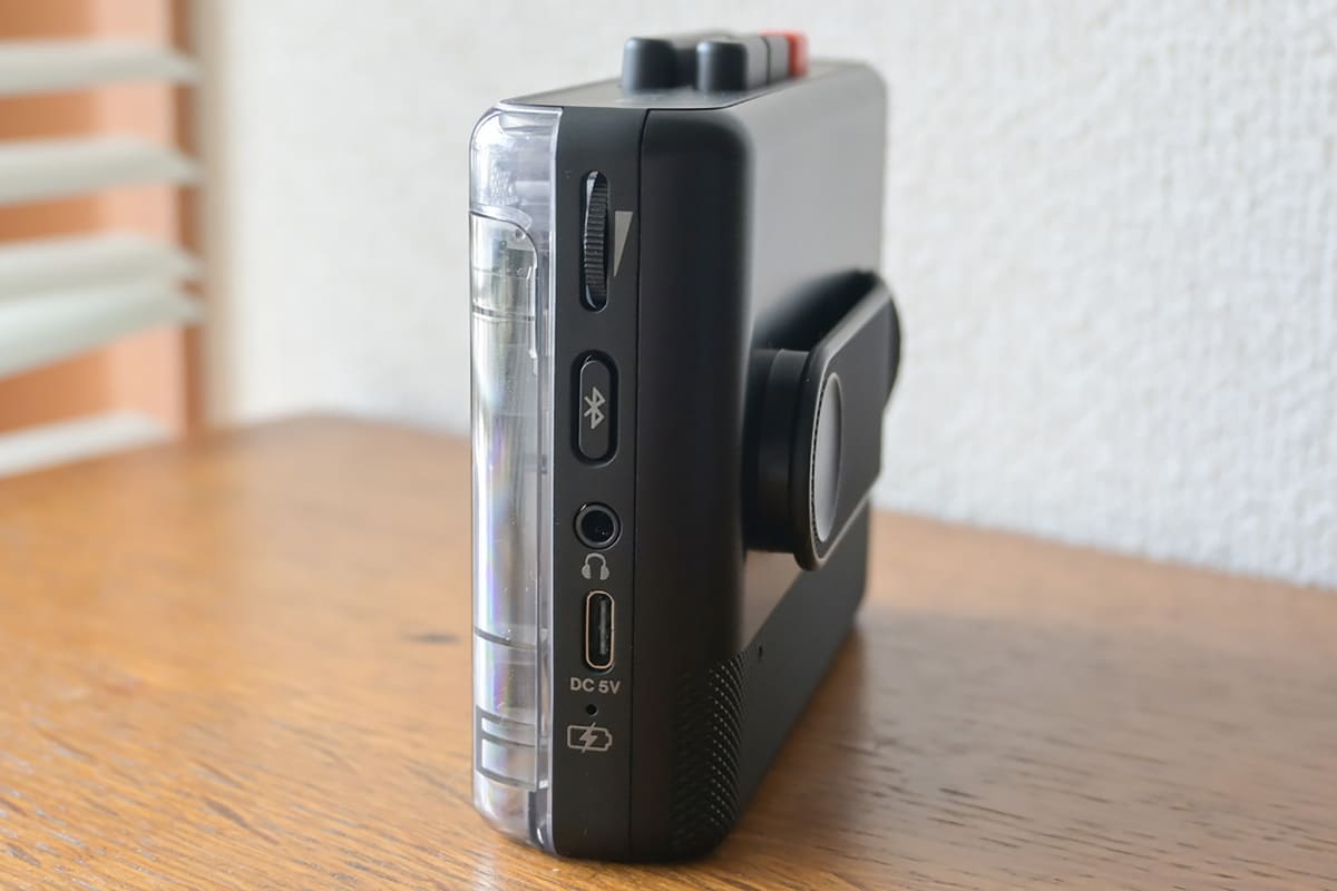 側面部には給電用のUSB-C端子も備えている