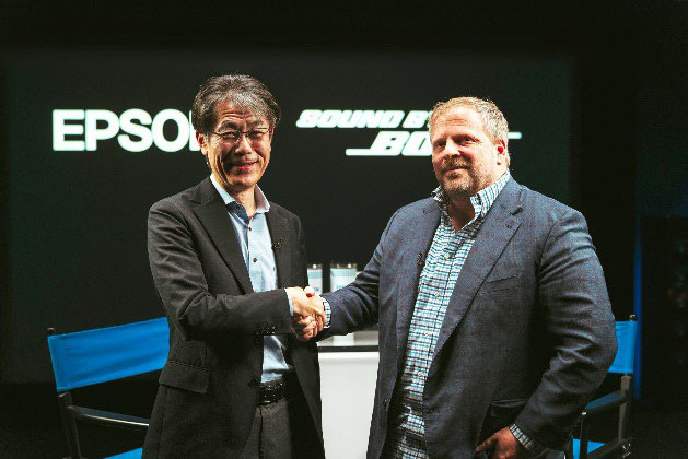 左からエプソン 髙相知郎ビジュアルプロダクツ事業部長、Bose 戦略および事業開発＆技術インフラ部門 ニック・スミス上級副社長