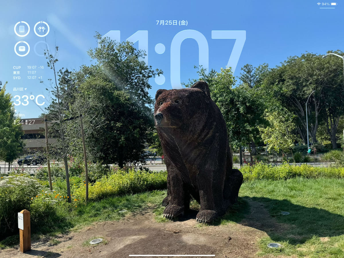 iPadOS 26での壁紙の例。時計のサイズによっては、写真に写っているものの「後ろ」に重ねることも