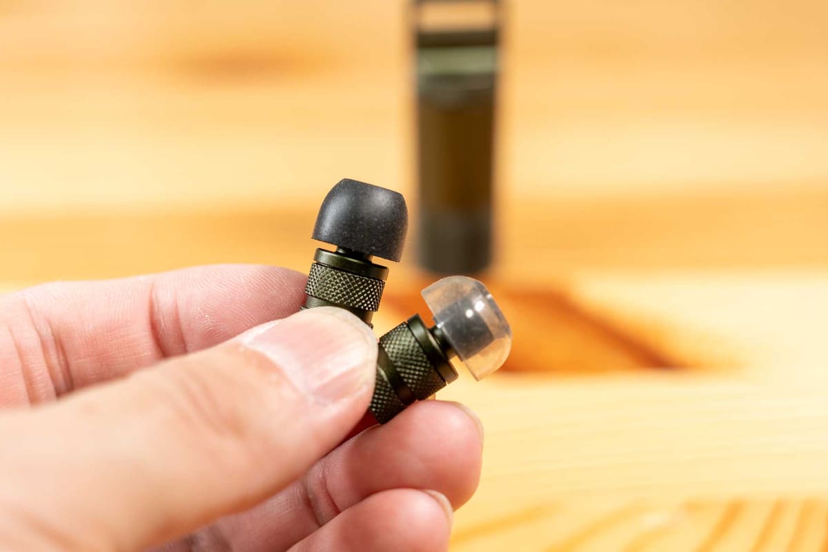イヤーピースはフォームタイプの「SednaEarfit Foamax」(上)とTPE素材の「SednaEarfit XELASTEC II」(下)から選べる