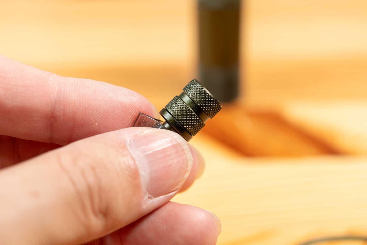 イヤープラグストラップはPOM1000 II本体の溝にはめるように装着する