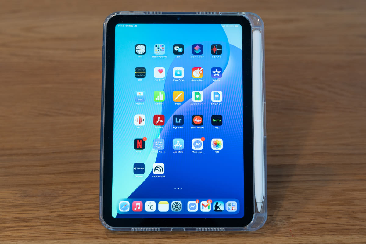 iPad mini 7は8.3型のディスプレイを搭載。サードパーティ品のケースを装着している。