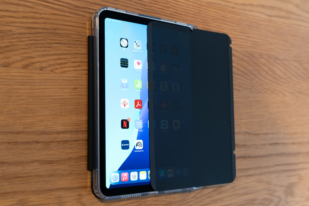 iPad miniの画面半分にプライバシーフィルターを被せた。斜めから見ると、半分はほぼ見えなくなる。