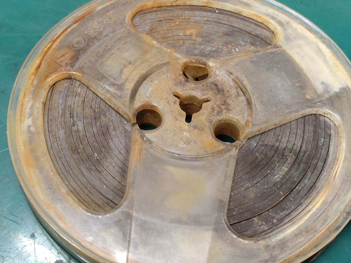 タイムカプセルで埋められていたテープの場合、密閉が不十分だと内部に水や泥が入ってしまう