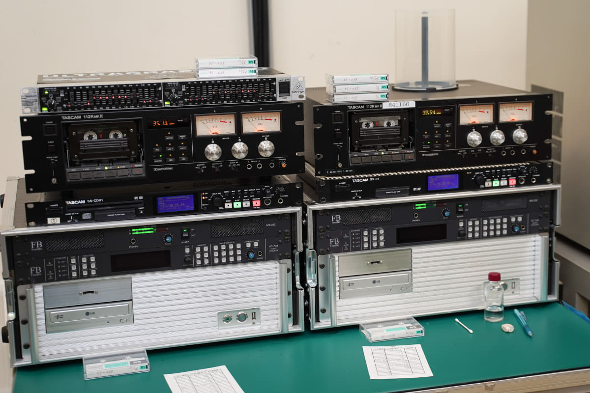 さまざまなデッキ、レコーダーが並んだ圧巻の作業ルーム
