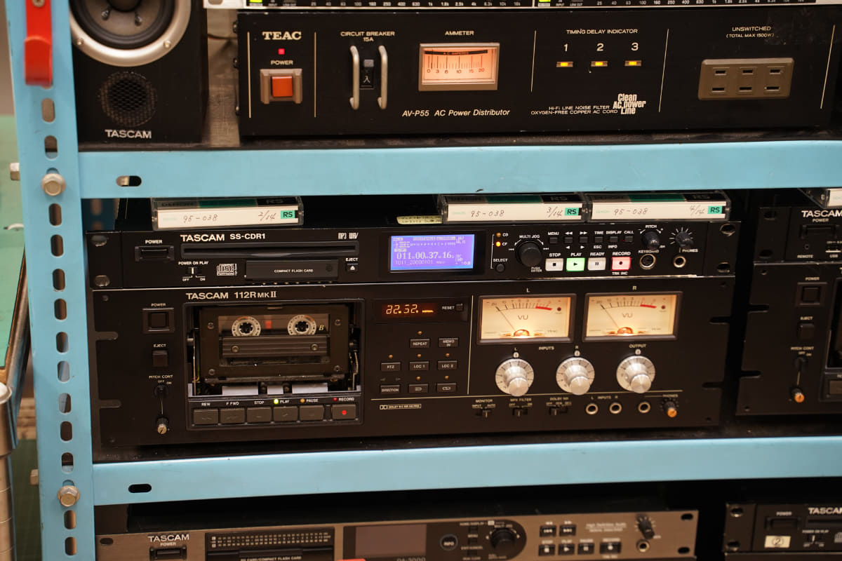 さまざまなデッキ、レコーダーが並んだ圧巻の作業ルーム