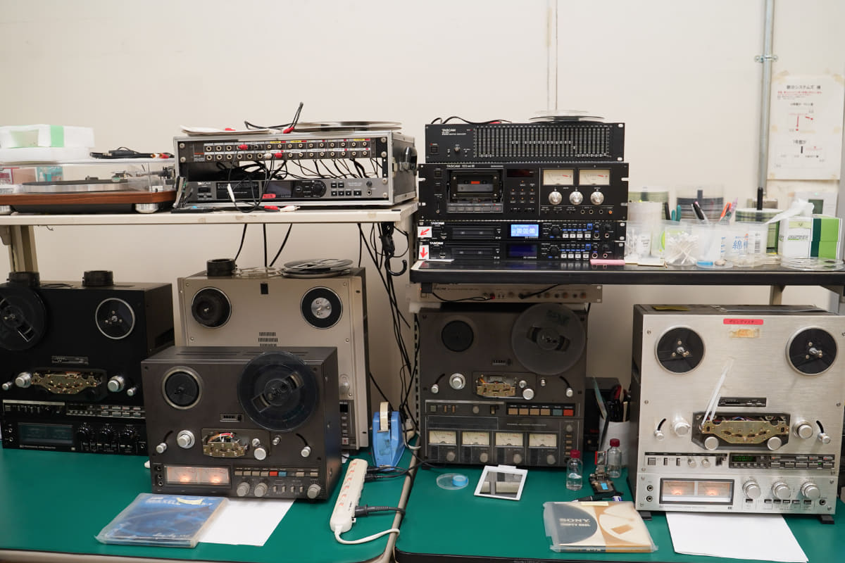 さまざまなデッキ、レコーダーが並んだ圧巻の作業ルーム