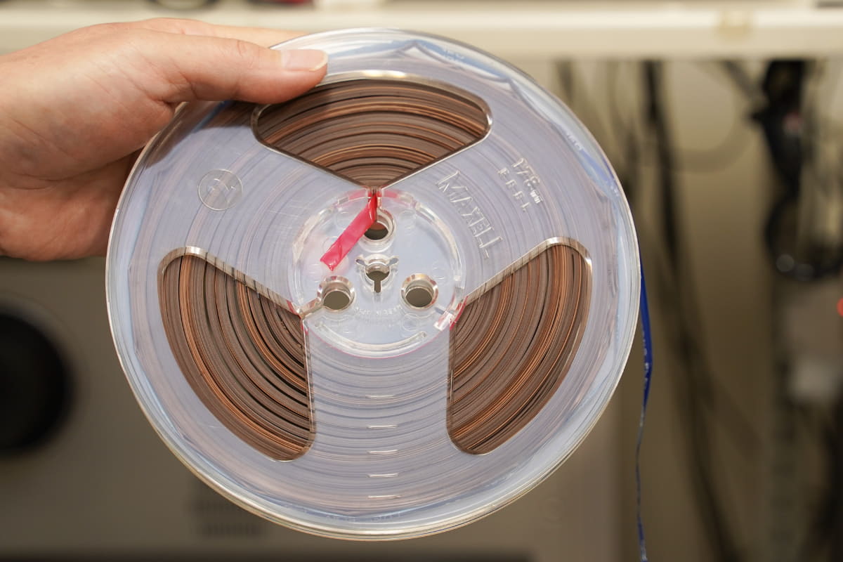 ヨレヨレになったオープンリール。強く引っ張ると切れてしまいそうだ