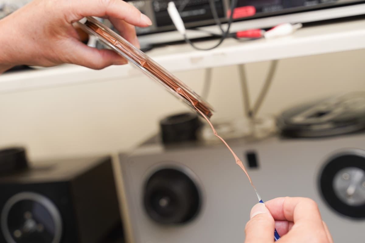 ヨレヨレになったオープンリール。強く引っ張ると切れてしまいそうだ