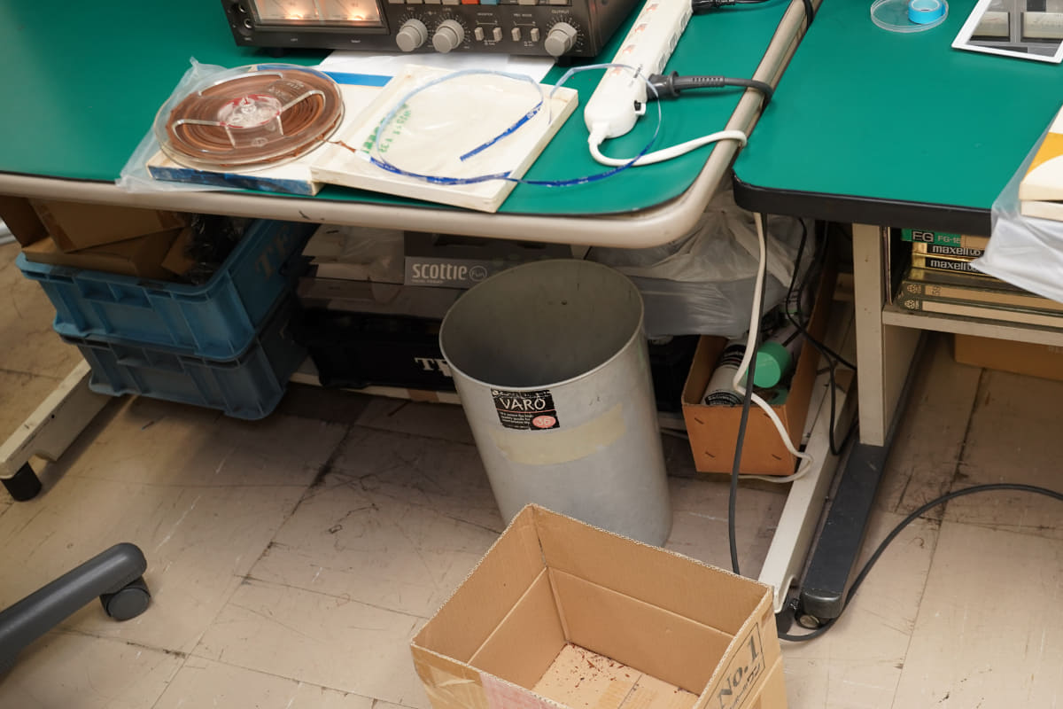 読み取ったそばからボロボロになってしまう場合は、巻き取らずに箱に流す。テープを維持する事より、中に録音されたものをデジタル化する事が最大の目的だからだ