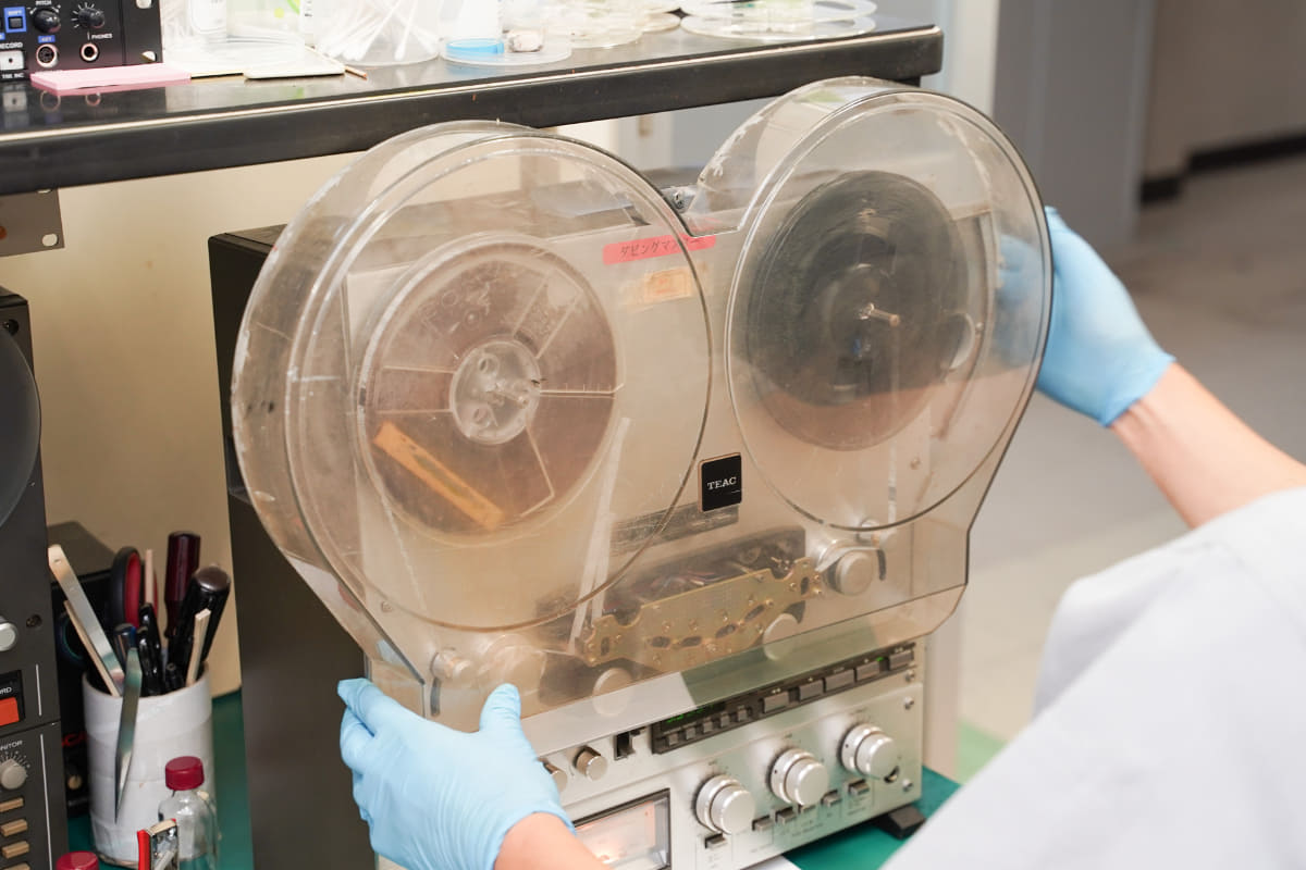 カビが飛び散らないように、上から密閉度を高めた改造カバーで覆う