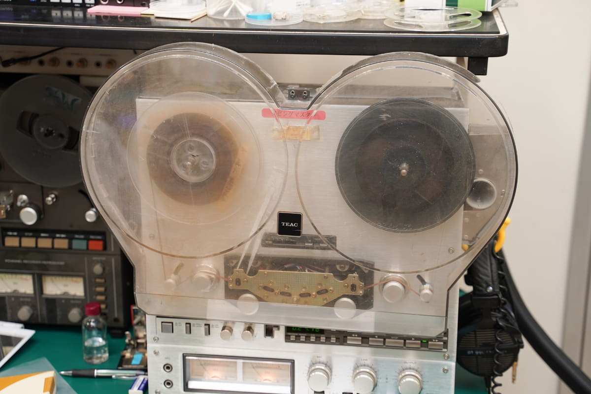 横に設置した掃除機で吸い取りながら、右のリールへと巻き取っていく