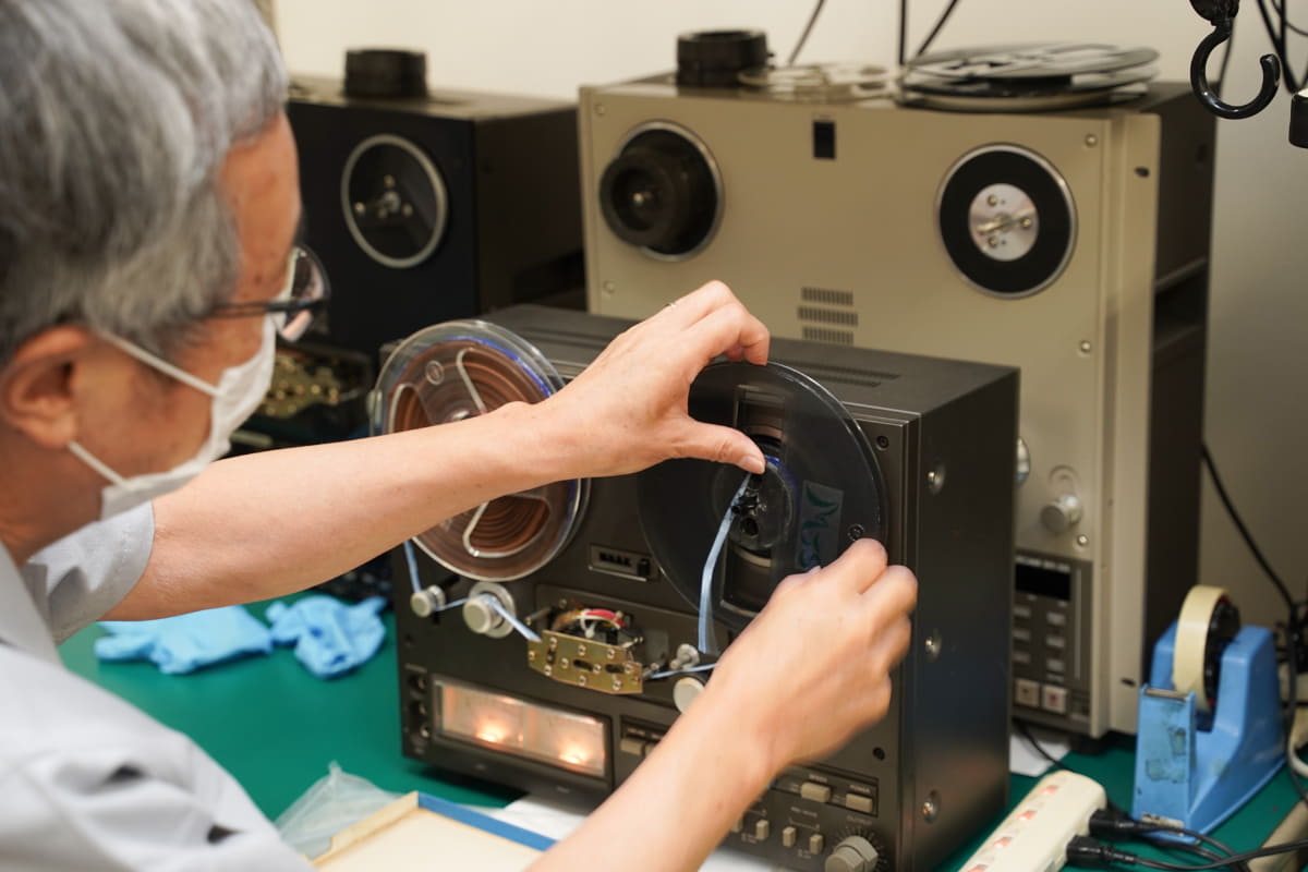 読み取りと巻取りに耐えられるか、デッキにセットしているところ