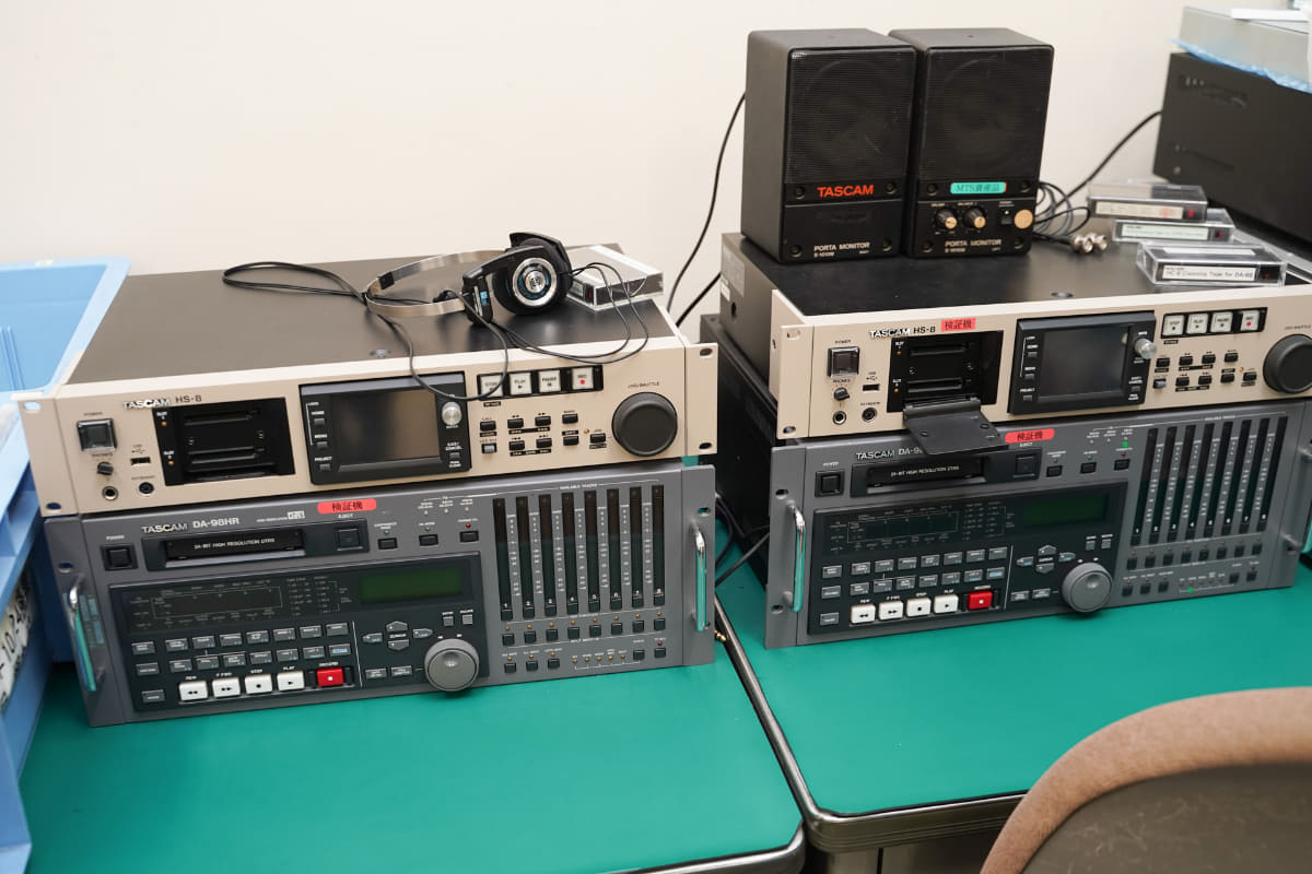 下段にあるのがDTRS-HR規格に対応した「DA-98HR」