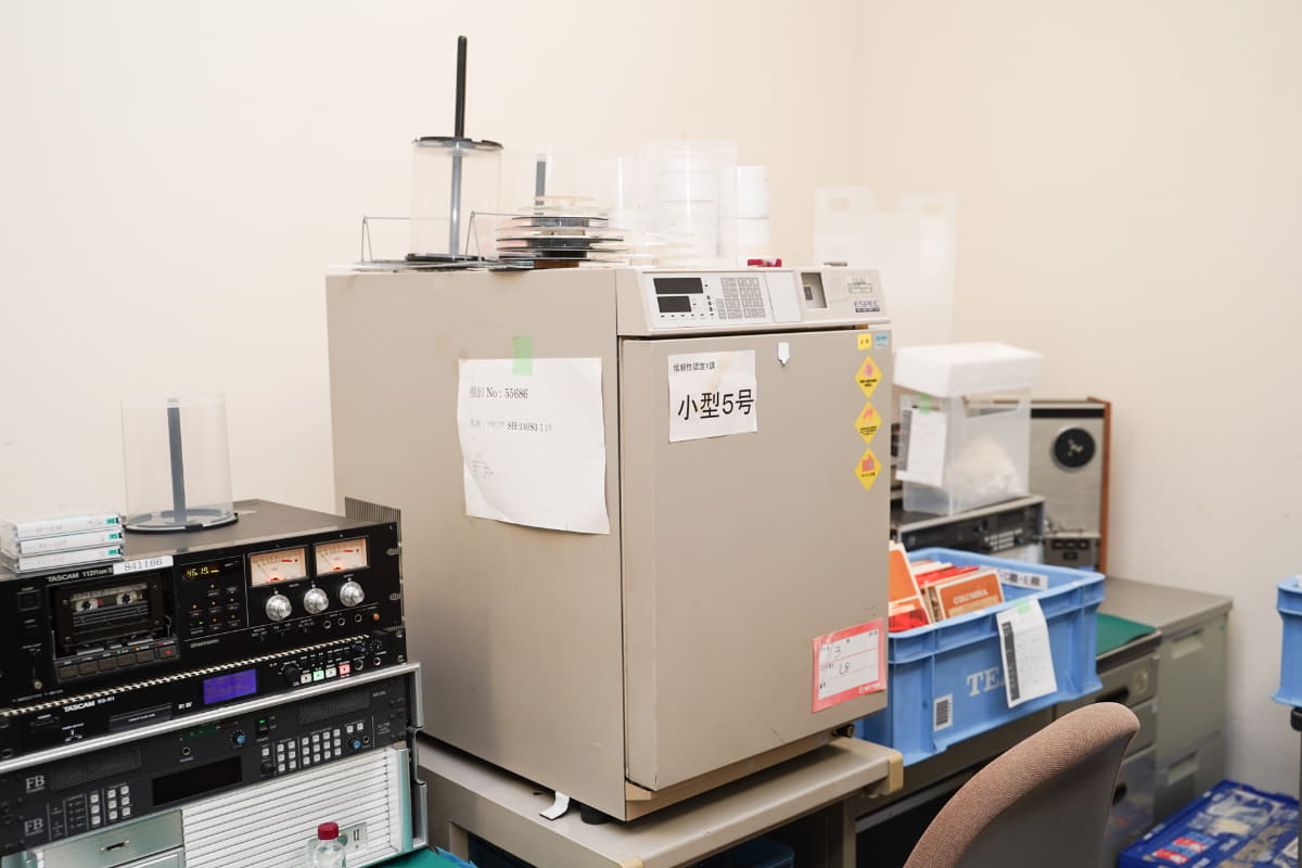 接着剤がベタついて、くっついてしまったテープを温めるための恒温槽もある