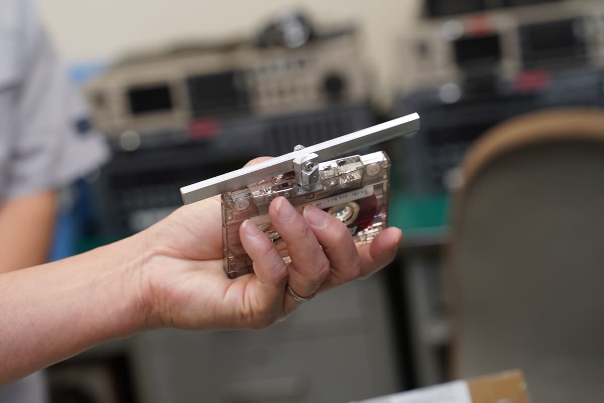 大谷氏お手製の工具でカセットを殻割り