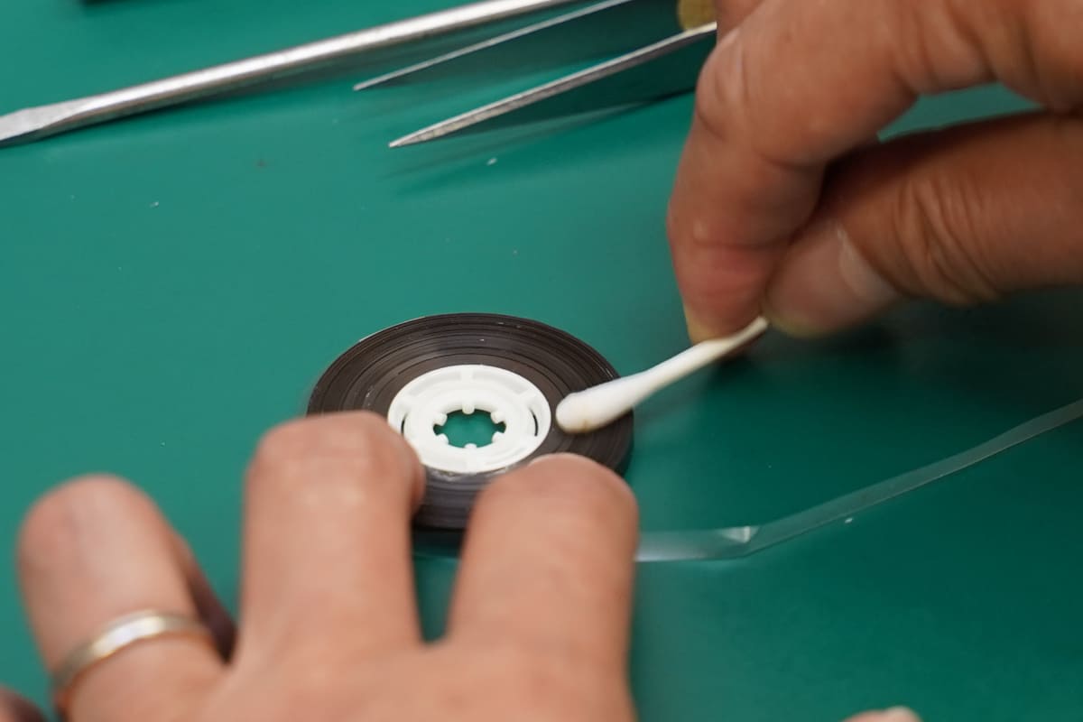 アルコールを染み込ませた綿棒でカビを丁寧に除去していく